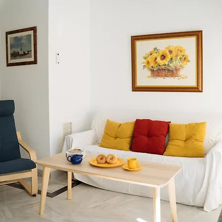 Komodo House - Bright Beachfront Duplex With Parking, Pool & Gym *