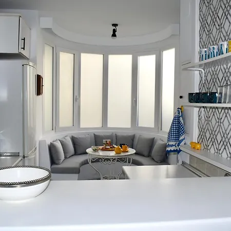 Komodo House - Bright Beachfront Duplex With Parking, Pool & Gym Апартаменты