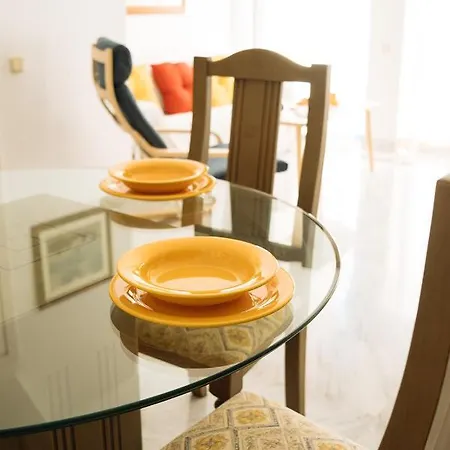 Komodo House - Bright Beachfront Duplex With Parking, Pool & Gym Apartment *