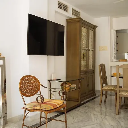 Apartman One&lux House - Bright Beachfront Duplex With Parking, Pool & Gym *