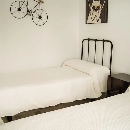 Komodo House - Bright Beachfront Duplex With Parking, Pool & Gym *