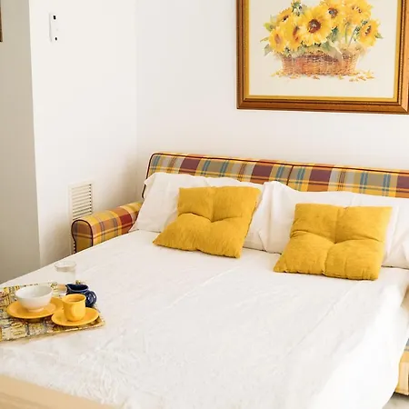 Komodo House - Bright Beachfront Duplex With Parking, Pool & Gym Apartment Marbella