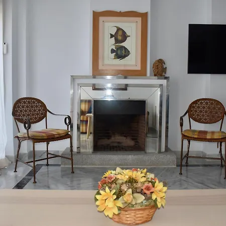 Komodo House - Bright Beachfront Duplex With Parking, Pool & Gym Apartment Marbella