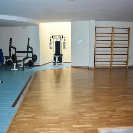 Komodo House - Bright Beachfront Duplex With Parking, Pool & Gym Apartment Marbella