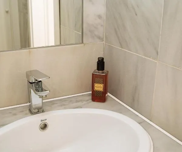 One&lux House - Bright Beachfront Duplex With Parking, Pool & Gym Marbella