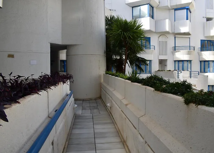 One&lux House - Bright Beachfront Duplex With Parking, Pool & Gym Marbella